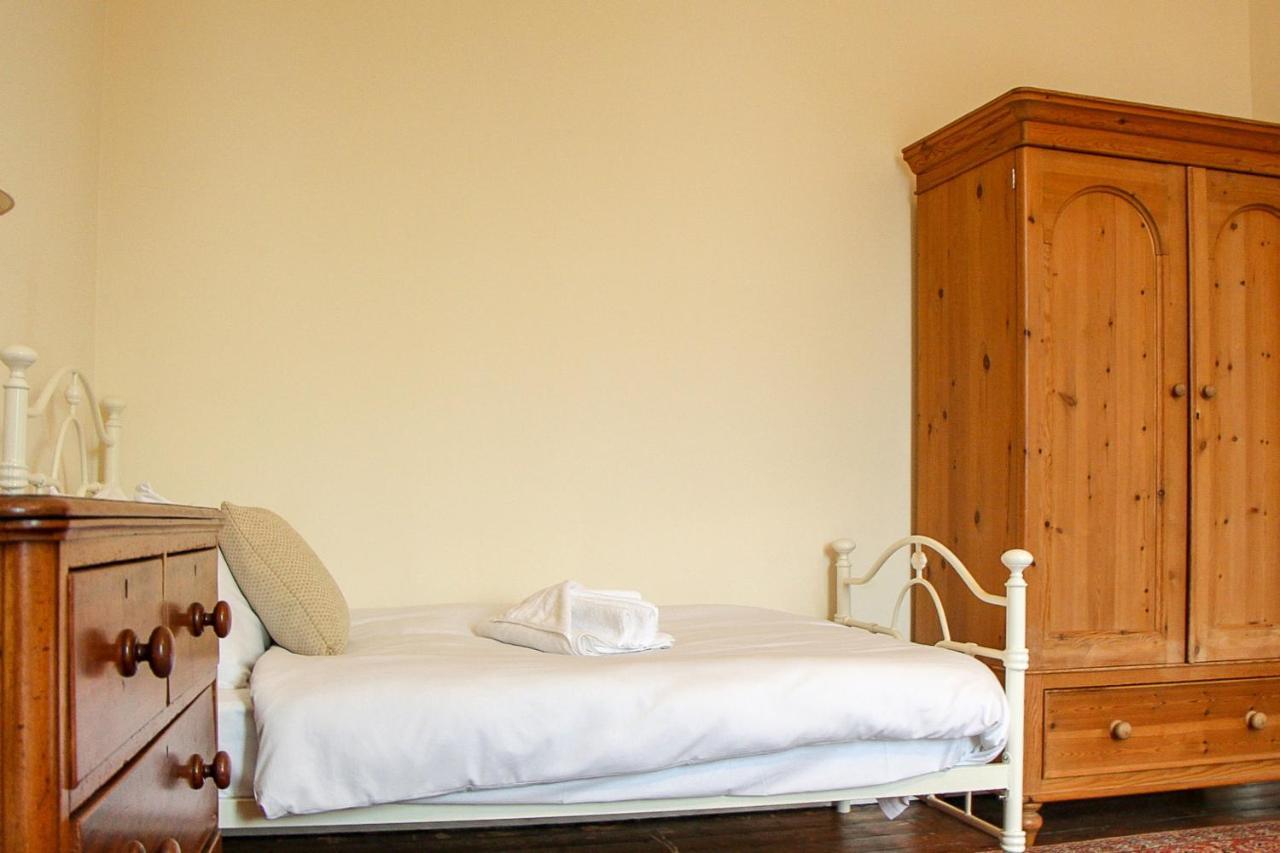 3 Bedroom Flat In Edinburgh's New Town Sleeps 6 *