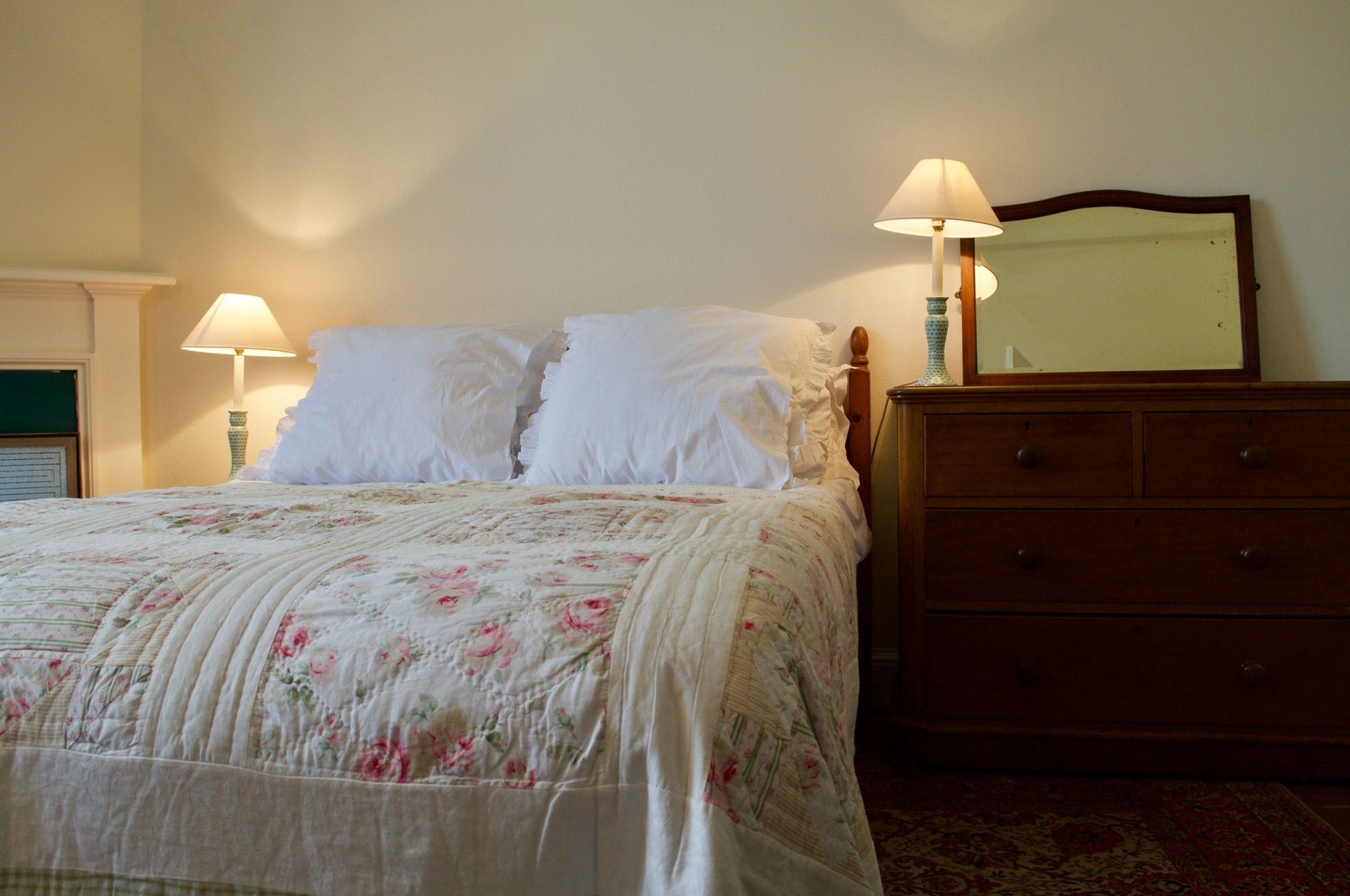 3 Bedroom Flat In Edinburgh's New Town Sleeps 6